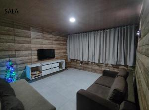Μια τηλεόραση ή/και κέντρο ψυχαγωγίας στο Apartamento com três suítes em Garanhuns próximo ao Parque Euclides Dourado
