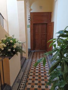 a hallway with a door and a tile floor at B&B Le Volte in Sarno