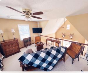 sala de estar con cama y ventilador de techo en Rose Ellen’s Country Estate en Albany