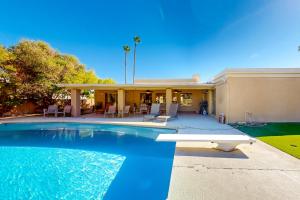 uma piscina em frente a uma casa em Pink Bloom Sanctuary em Scottsdale