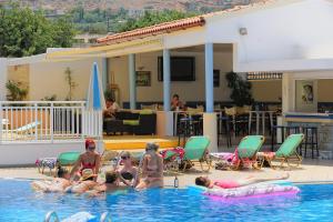 Bazén v ubytovaní Melissa Apartments, Studios & Suites alebo v jeho blízkosti