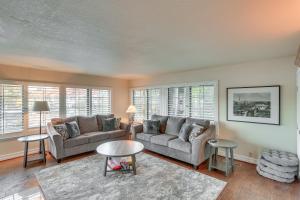 Fotografie z fotogalerie ubytování Waterfront Lake Arrowhead Townhome with Balconies! v destinaci Lake Arrowhead