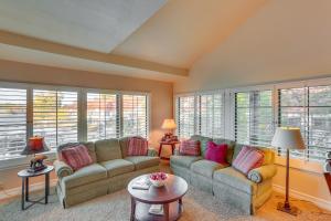 Fotografie z fotogalerie ubytování Waterfront Lake Arrowhead Townhome with Balconies! v destinaci Lake Arrowhead