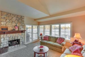 Fotografie z fotogalerie ubytování Waterfront Lake Arrowhead Townhome with Balconies! v destinaci Lake Arrowhead