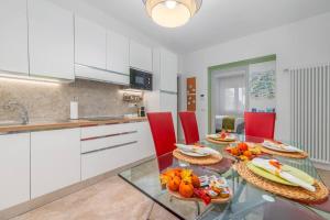 uma cozinha com uma mesa de vidro com fruta em VillaPino 27 - New Apartment Como em Lucino