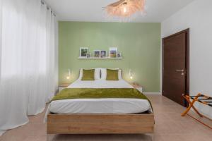 um quarto com uma cama grande e um lustre em VillaPino 27 - New Apartment Como em Lucino