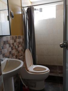 łazienka z toaletą i umywalką w obiekcie El Amanecer 2.0 w mieście Abancay