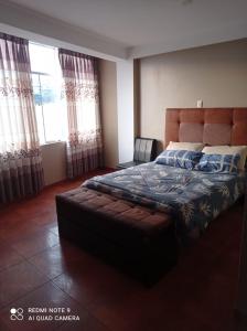 um quarto com uma cama grande e um sofá em El Amanecer 2.0 em Abancay