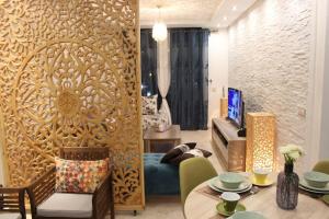 salon z dużą drewnianą ścianką z kanapą w obiekcie D-Appartement de luxe plein centre de gueliz avec piscine parking wifi netflix w Marakeszu