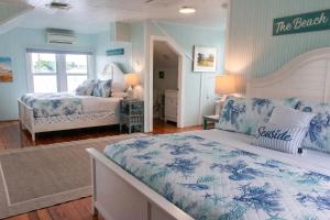 una camera con due letti e pareti blu di Old Colorado Inn a Stuart