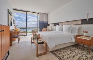 Postel nebo postele na pokoji v ubytování Four Seasons Resort Los Cabos