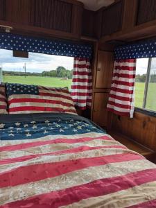 a bed in a room with an american flag pattern at 'Arvey the American RV in Haxey