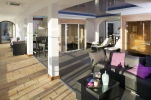a living room with a couch and a table at Mangio Fango Hotel et Spa in Saintes-Maries-de-la-Mer