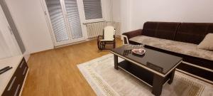 een woonkamer met een bank en een salontafel bij Apartman Borik Banjaluka in Banja Luka