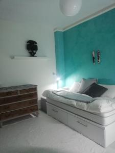 una camera da letto con un letto e una parete blu di comfortable single bluing room b&b a Granada Altre 11 foto