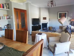 een woonkamer met een bank en een tafel bij comfortable single bluing room b&b in Granada