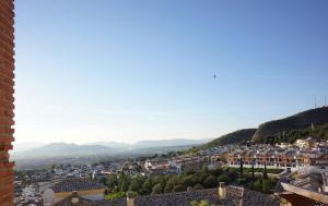 uma vista para uma cidade com montanhas ao fundo em comfortable single bluing room b&b em Granada