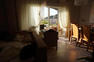 uma sala de estar com um sofá, uma mesa e uma janela em comfortable single bluing room b&b em Granada