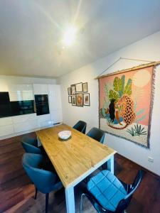 - une salle à manger avec une table et des chaises en bois dans l'établissement Romantisches Apartment im Herzen Braunschweigs, à Brunswick