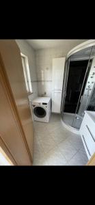 een kleine keuken met een wasmachine en een wasmachine bij MT-Rooms in Kapfenberg