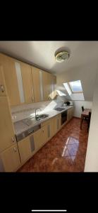 eine Küche mit einer Spüle und einer Arbeitsplatte in der Unterkunft MT-Rooms in Kapfenberg