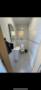een badkamer met een toilet, een wastafel en een bad bij MT-Rooms in Kapfenberg