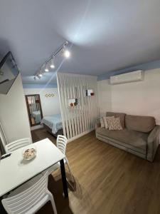 a living room with a couch and a table at Pousada Ilha do Campeche in Florianópolis