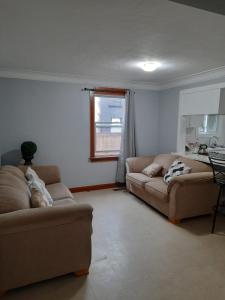 una sala de estar con 2 sofás y una ventana en House -1 en Thunder Bay