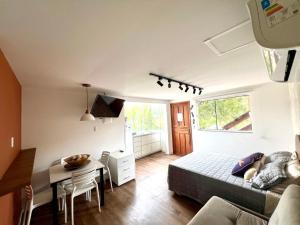1 dormitorio con 1 cama y 1 mesa en una habitación en Pousada Ilha do Campeche en Florianópolis
