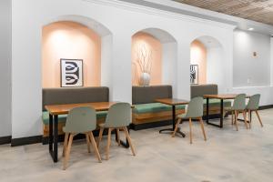 a waiting room with two tables and chairs at The Live Hotel in Los Angeles