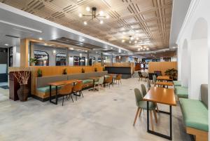 a restaurant with tables and chairs in a room at The Live Hotel in Los Angeles