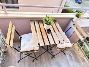 un balcone con 2 sedie e un tavolo con una pianta di Calima apartments a Marghera