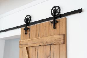 un par de tijeras sobre una puerta de madera en Ferienhaus Feldlerche en Hallenberg