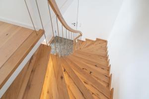 una escalera de madera en una habitación con suelo de madera en Ferienhaus Feldlerche en Hallenberg