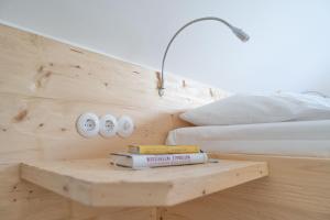 Un dormitorio con una cama y una mesa con un libro en Ferienhaus Feldlerche en Hallenberg