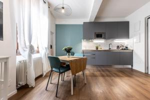 een keuken met een tafel en stoelen in een kamer bij Moline Home, in the City Center in Bologna