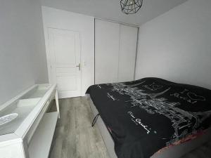 um quarto branco com uma cama e um lavatório em Appartement 3 pièces RER C proche Paris Les Grésillons em Asnières-sur-Seine