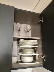 a kitchen with two wine glasses and plates at La Primera en La Candelaria in Bogotá