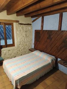 1 dormitorio con 1 cama en una habitación en La Cueva Colosal, en Alcalá del Júcar