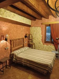 1 dormitorio con 2 camas y ventana en La Cueva Colosal, en Alcalá del Júcar