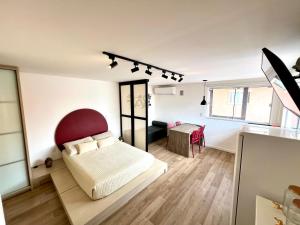 1 dormitorio con 1 cama y 1 mesa en una habitación en Pousada Ilha do Campeche, en Florianópolis