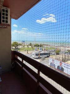- une vue sur le port de plaisance depuis le balcon d'un bâtiment dans l'établissement Horizontal, à Mar del Plata