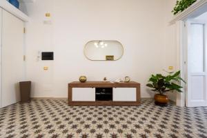 サレルノにあるLe Bijou Luxury Apartmentのタイルフロアのリビングルーム(テーブル付)