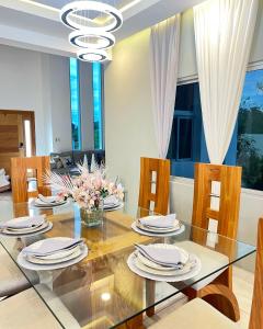 Posezení v ubytování 5 Star Villa minutes from Airport and Beaches