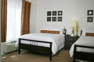 1 Schlafzimmer mit 2 Betten und einem Fenster in der Unterkunft El Primero Boutique Hotel in Chula Vista