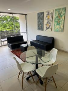 un soggiorno con pianoforte e sedie di Lujoso apartamento centro isleta a Cartago