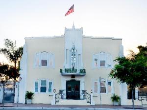 Ein weißes Gebäude mit amerikanischer Flagge darüber in der Unterkunft El Primero Boutique Hotel in Chula Vista