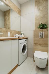 łazienka z pralką i toaletą w obiekcie F210 Apartament ECHO w mieście Lublin