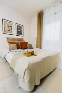 sypialnia z dużym łóżkiem z bananem w obiekcie F210 Apartament ECHO w mieście Lublin