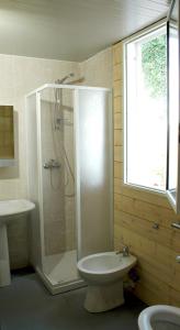 ピスティッチにあるRodovàのバスルーム(シャワー、トイレ、シンク付)